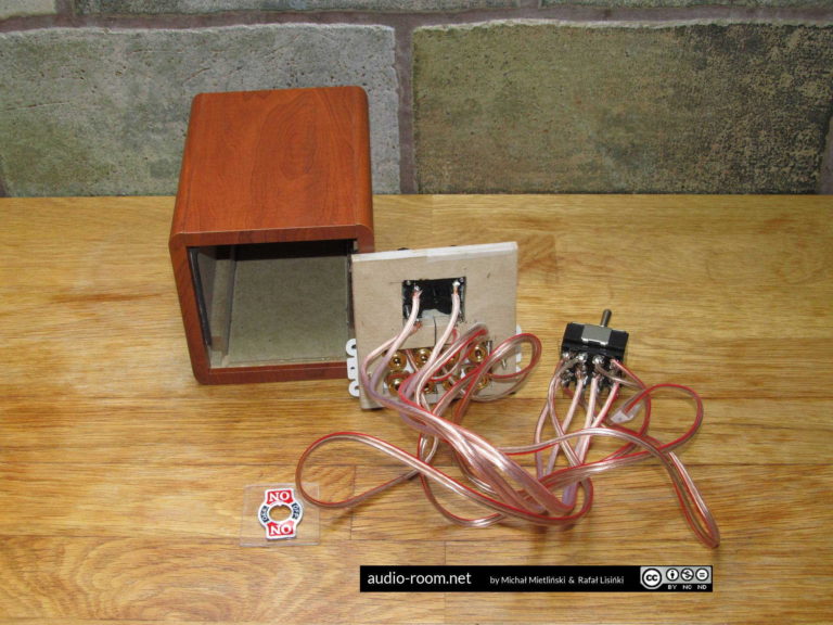 Connecting 2 amplifiers to one set of speakers making an amp/speakers