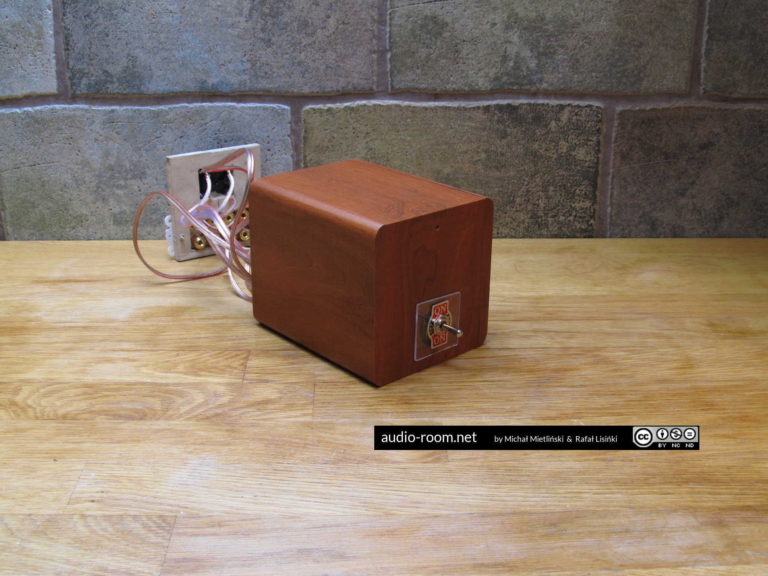 Connecting 2 amplifiers to one set of speakers making an amp/speakers